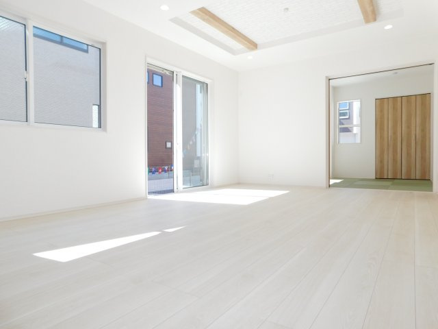 名古屋市港区春田野２丁目の新築一戸建の居間・リビング|◇リビング◇　　南面で明るいリビング１７．０帖　和室と続き間で２２．２５帖の広々空間になります♪
