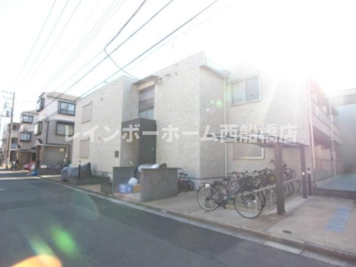 リブリ・アライの外観
