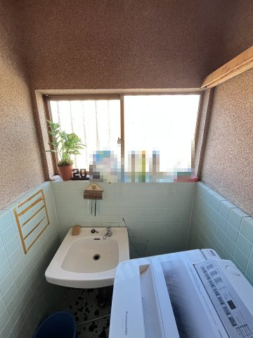 中古住宅　岩崎１丁目の独立洗面台