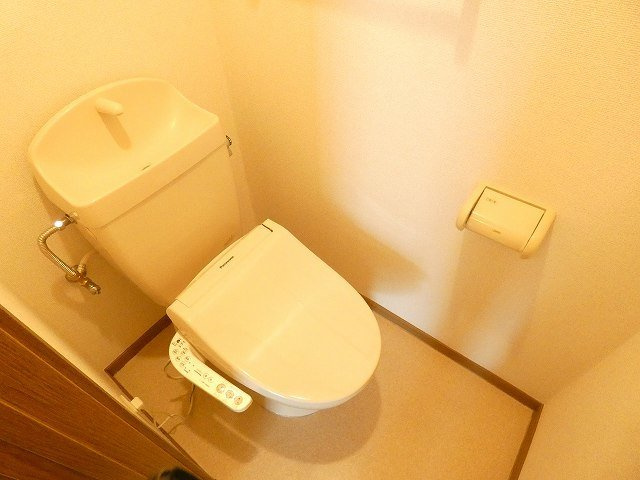 落ち着いた色調のトイレです