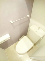 落ち着いた色調のトイレです