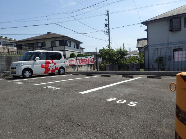 グレイス新知の駐車場