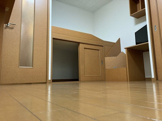 レオパレスメルベーユＴＭの居間・リビング|ベッド下に収納があります