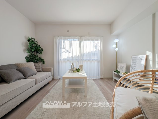 ビーグルマンション砂川町の居間・リビング|【Open Living】◆開放感のあるLDK◆対面キッチンからリビングを見渡せる間取り。料理をしながら家族との会話も楽しめます。