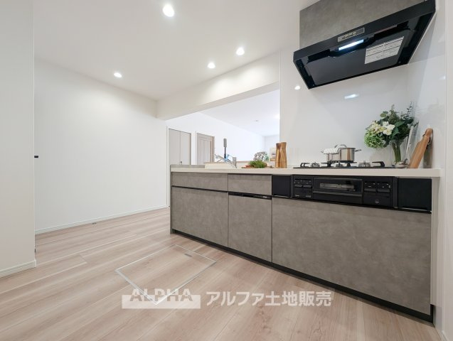 ビーグルマンション砂川町のキッチン|【Modern Kitchen】◆新規交換済みキッチン◆食洗機や浄水機能を備えたシステムキッチン。対面式で家族との会話も楽しみながら料理ができます。