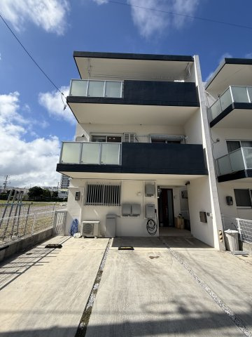 沖縄市東1丁目RC造戸建の前面道路含む現地写真