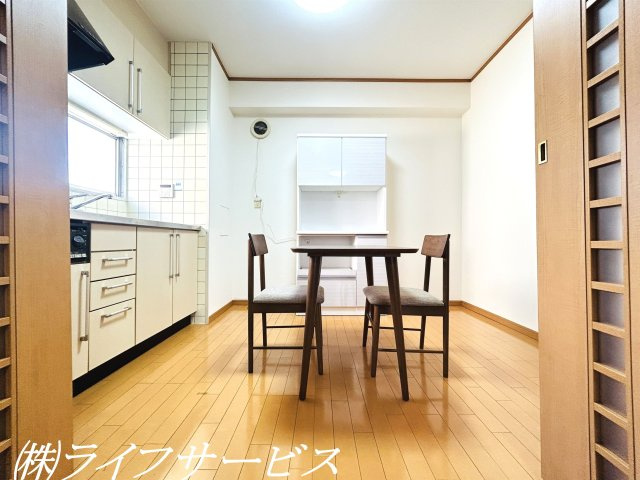 【居間・リビング】 | イスズハイツベル加島Ⅱ | ダイニング／室内丁寧にお使いです！家具付！