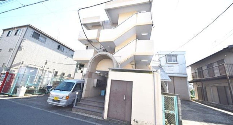 越谷市赤山町２丁目の賃貸マンションのエントランス
