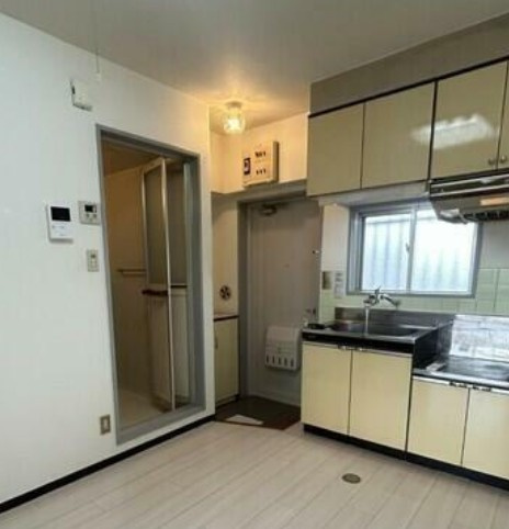 越谷市赤山町２丁目の賃貸マンションの玄関