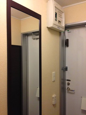 レオネクストパティオⅡの玄関|玄関脇には全身鏡が付いているのでお出掛け前のチェックも！