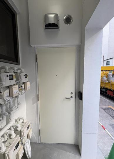 中央区新富１丁目の店舗事務所の玄関