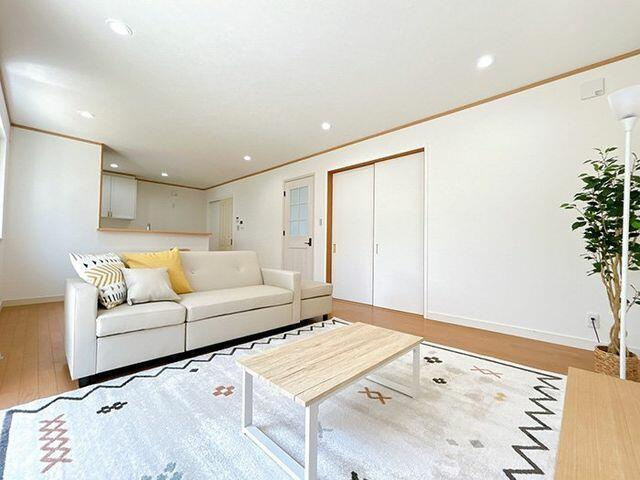 中古戸建て・仲介手数料半額）稲沢市平和町西光坊大門南１００５－１の居間・リビング|「ＬＤＫ」　ニトリ家具付きです