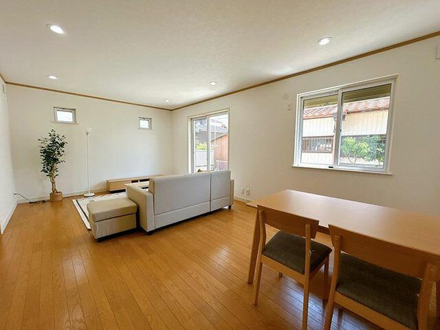 中古戸建て・仲介手数料半額）稲沢市平和町西光坊大門南１００５－１の居間・リビング|こちらの居間で趣味の時間をお楽しみください