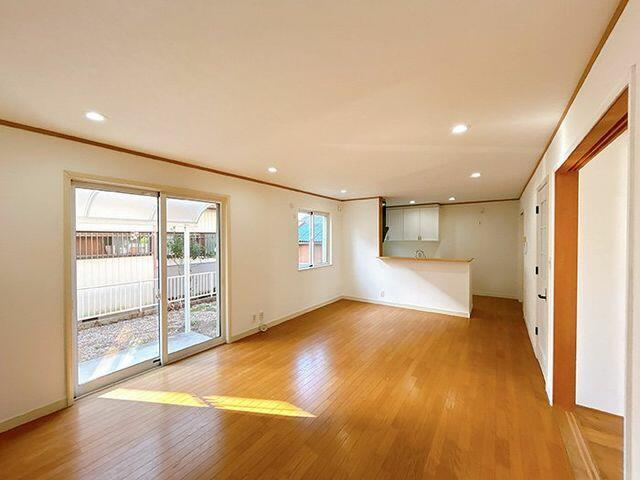 中古戸建て・仲介手数料半額）稲沢市平和町西光坊大門南１００５－１の居間・リビング|「ＬＤＫ」対面キッチンと洋室…