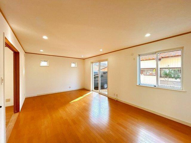 中古戸建て・仲介手数料半額）稲沢市平和町西光坊大門南１００５－１の居間・リビング|「ＬＤＫ」別角度の写真です。…