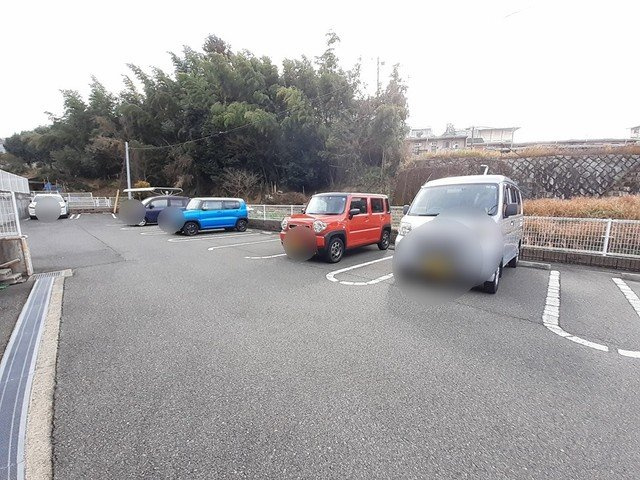 セレノ　カーサの駐車場