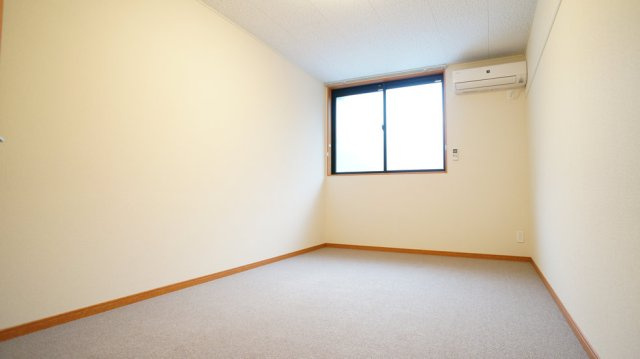 レオパレスエストの寝室|明るい日差しが差し込みます。