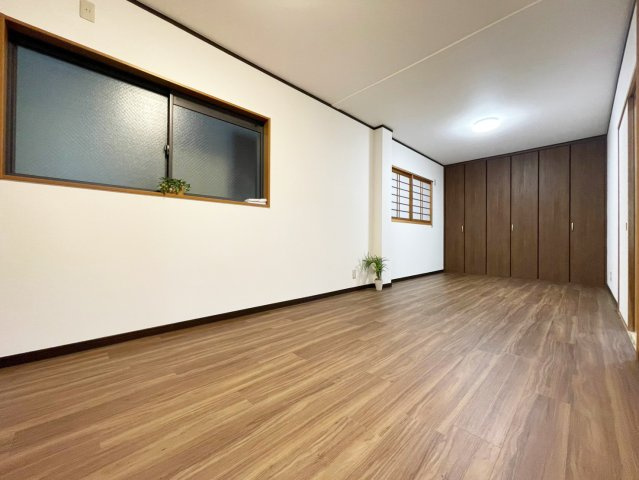 大久保町4 中古戸建の洋室|落ち着いた色調の洋室です