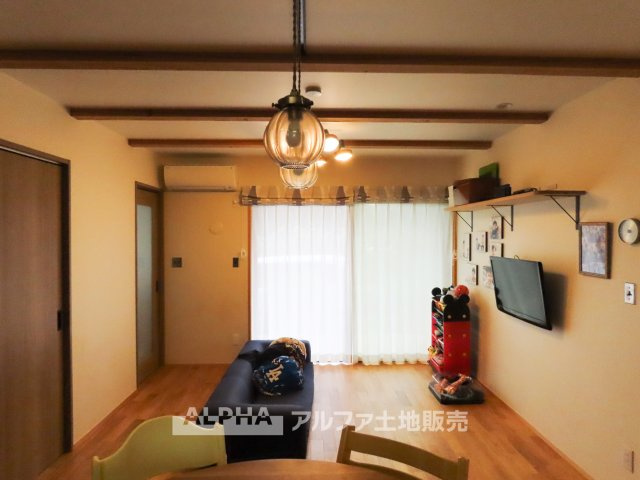 東京都羽村市緑が丘4丁目の居間・リビング|【Warm & Cozy】◆落ち着きのある室内空間◆木目の表情と柔らかな色合いが調和したリビング。お気に入りの家具を配置して、自分らしい暮らしを楽しめます。