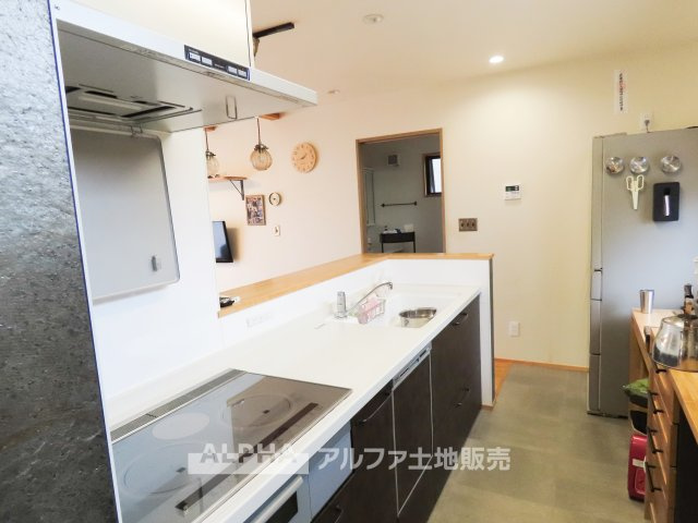 東京都羽村市緑が丘4丁目のキッチン|【Kitchen Style】◆暮らしに寄り添うキッチン◆ダイニングとのつながりを感じられる配置。料理をしながら家族との会話も楽しめる住まいです。