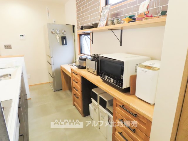 東京都羽村市緑が丘4丁目のキッチン|【Comfort Kitchen】◆家族とのつながりを感じるキッチン◆料理をしながらリビングやダイニングにいる家族との会話も楽しめる空間。毎日の食事づくりを通して、家族との時間が自然と広がります。