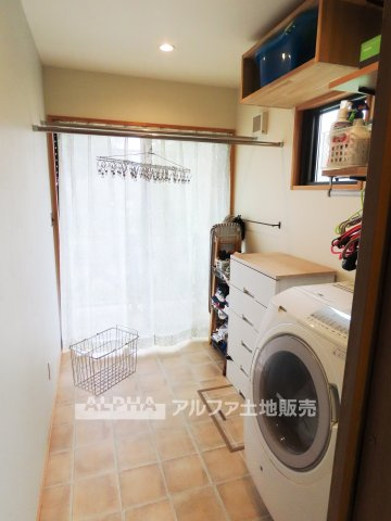 東京都羽村市緑が丘4丁目の独立洗面台|【Laundry Space】◆毎日の洗濯を快適に◆衣類やタオルなど、日々の洗濯を支える洗濯機置き場。家事の流れを整え、毎日の暮らしをスムーズにする生活スペースです。