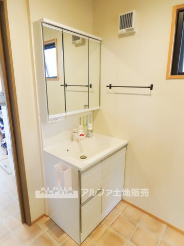 東京都羽村市緑が丘4丁目の独立洗面台|【Morning Routine】◆一日の始まりを整える洗面空間◆朝の身支度から帰宅後の手洗いまで、家族が毎日使う場所。清潔感を大切にしたい空間です。