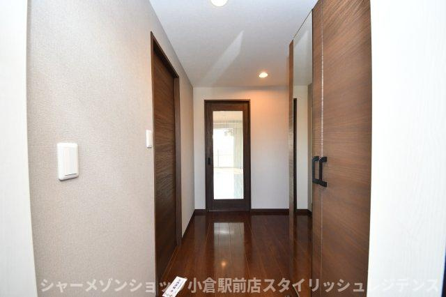 クレスト南小倉の玄関