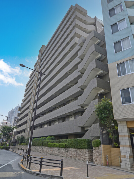 コスモ参宮橋パークビューの外観|スーパーやコンビニ近く買物便利な平成９年築の耐震基準適合マンション、コスモ参宮橋パークビューは即日現地案内可能となっておりますので、お気軽にお問い合わせください！