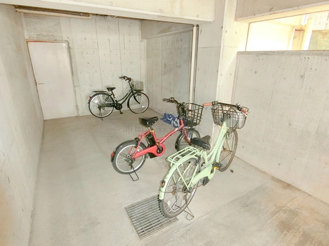 エクセル河原のその他共用部分|屋根付きの駐輪場
