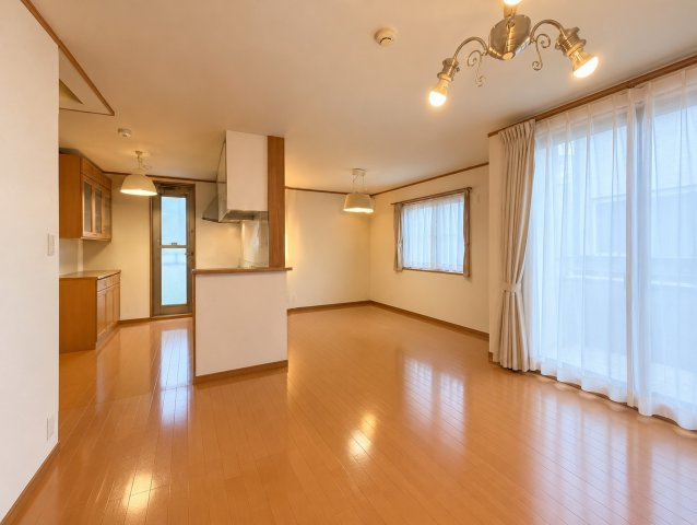 世田谷区大蔵６丁目　戸建の居間・リビング|2階のリビングには2面バルコニー付です