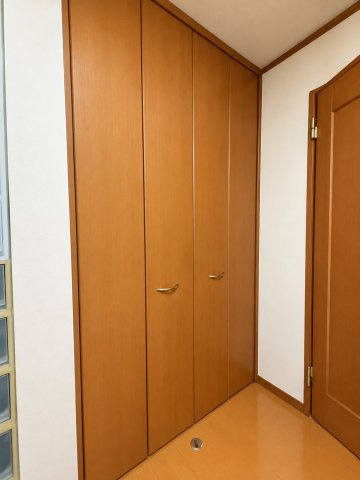 世田谷区大蔵６丁目　戸建の収納|1階の廊下にある収納
