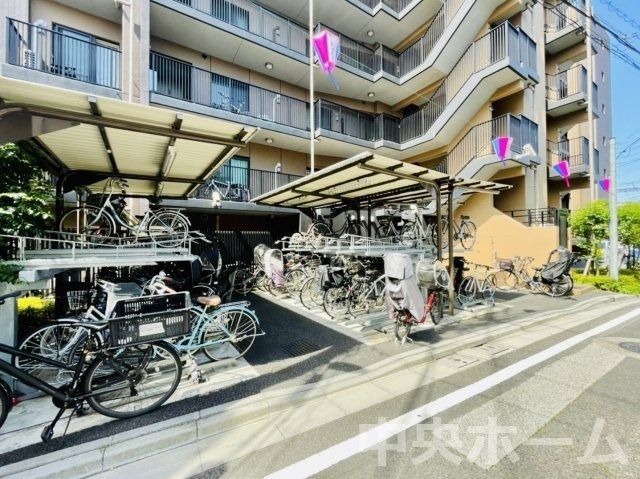 アンビシャス堀切菖蒲園の駐輪場|【自転車置き場】最新の空き状況や費用などの詳細は担当スタッフまでお問い合わせください。