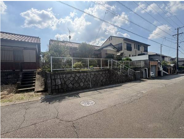 知多郡阿久比町 大字卯坂字向山下　売り土地の前面道路含む現地写真