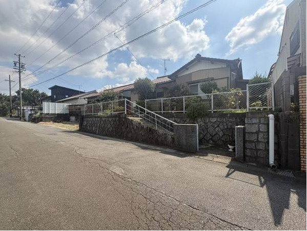 知多郡阿久比町 大字卯坂字向山下　売り土地の前面道路含む現地写真