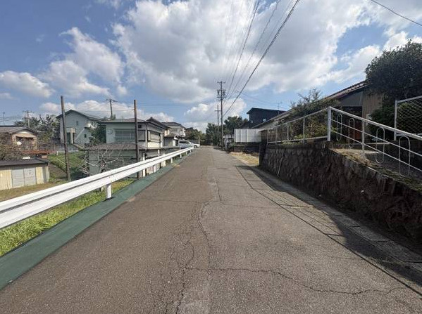 知多郡阿久比町 大字卯坂字向山下　売り土地の前面道路含む現地写真