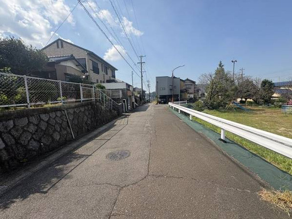 知多郡阿久比町 大字卯坂字向山下　売り土地の前面道路含む現地写真