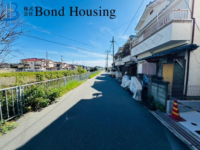 耐震等級3取得　LDK19以上　大久保町谷八木　新築戸建の前面道路含む現地写真