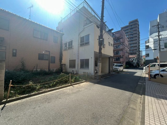 北区赤羽2丁目　新築戸建の前面道路含む現地写真|2026.10.09撮影

現地ご見学希望・資料請求などお気軽にお問い合わせ下さい！
03-5990-5201
