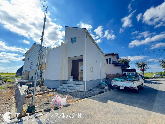 【外観】 | 野田市岩名2丁目 | 街並みに美しく調和する洗練された外観デザイン。シンプルで飽きのこないスタイルは、長く住み続けても愛着が深まります。住まう人を優しく迎える落ち着いた佇まいが魅力で、住まい全体に上質な印象を演出。