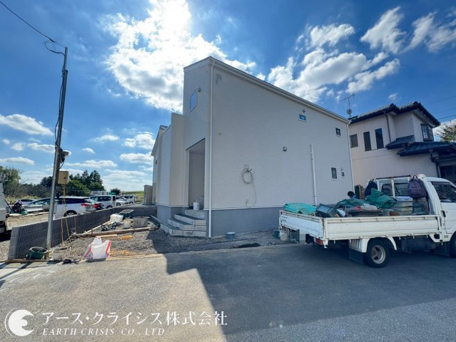 【外観】 | 野田市岩名2丁目 | スタイリッシュで清潔感のある外観が印象的な新築戸建て。落ち着いたカラーリングとシンプルなフォルムが周囲の街並みに自然と溶け込みます。毎日帰宅するたびに心地よさを感じられるデザインです。