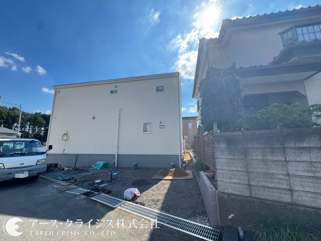 【外観】 | 野田市岩名2丁目 | 現代的なデザインを取り入れた美しい外観が魅力。住まいの第一印象を大切にした設計で、洗練された雰囲気を演出しています。昼は爽やかに、夕暮れには落ち着いた表情を見せる外観は、毎日の暮らしをより豊かに。