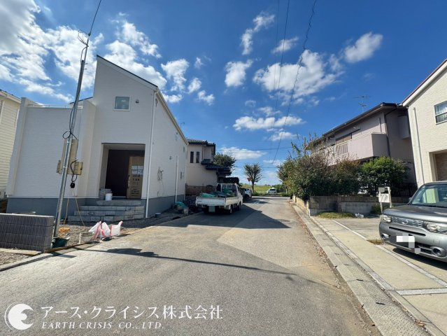 【前面道路含む現地写真】 | 野田市岩名2丁目 | 落ち着きのあるデザインが魅力の外観は、幅広い世代に愛される飽きのこないスタイル。玄関まわりもすっきりとした印象で、ご家族や来客を気持ちよく迎えます。新しい街並みに自然と溶け込みながらも存在感も◎