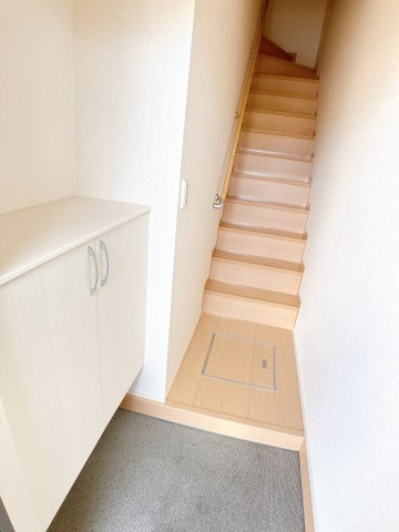 プランドールかがりの玄関|別部屋反転間取のお写真になります。参考にご覧くださいませ。