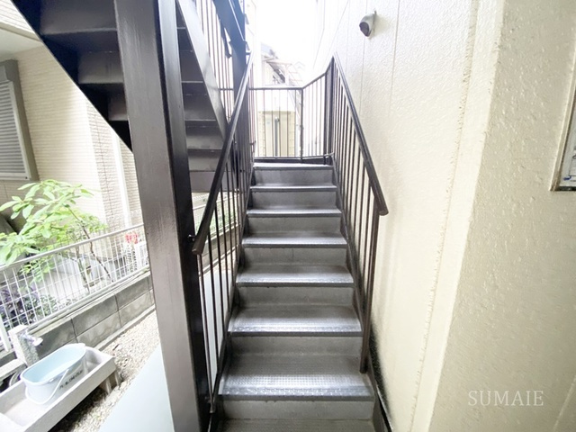 クレール川上のエントランス|階段です