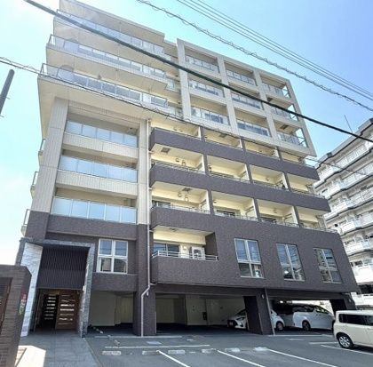内山足立ビルの外観