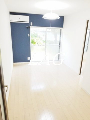 【居間・リビング】 | 小さな庭 | 洋室のお部屋です。