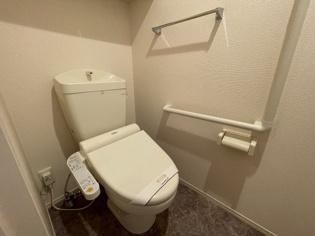 温水洗浄便座付きのトイレです♪