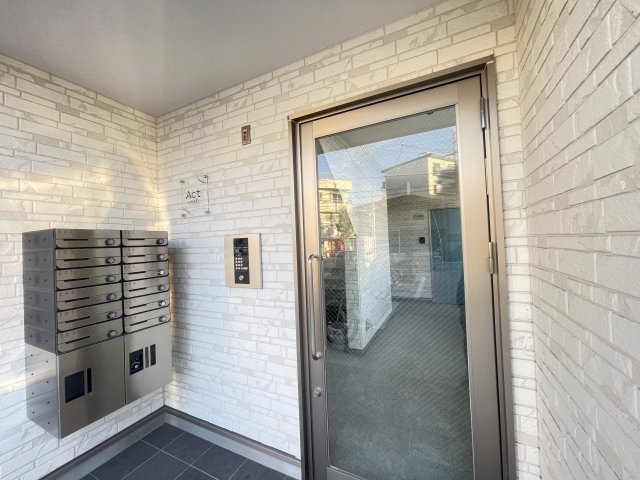 寝屋川市池田本町のアパートのエントランス