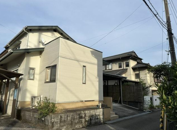 「開放感のある角地」高知市針木東町　売地　建築条件無しの前面道路含む現地写真|前面道路含め、周辺環境等をぜひご確認ください。